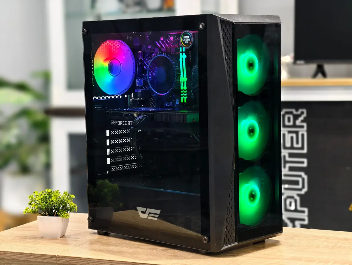 คอมประกอบมือสองเคสสีดำ กระจกข้างและพัดลม RGB