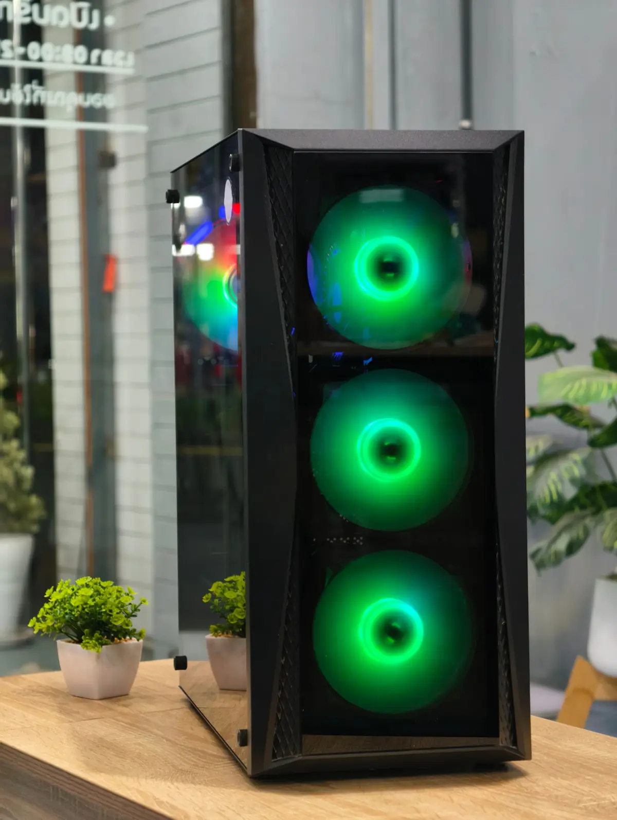 ด้านหน้าคอมประกอบมือสองเคสสีดำพร้อมพัดลม RGB สามตัว