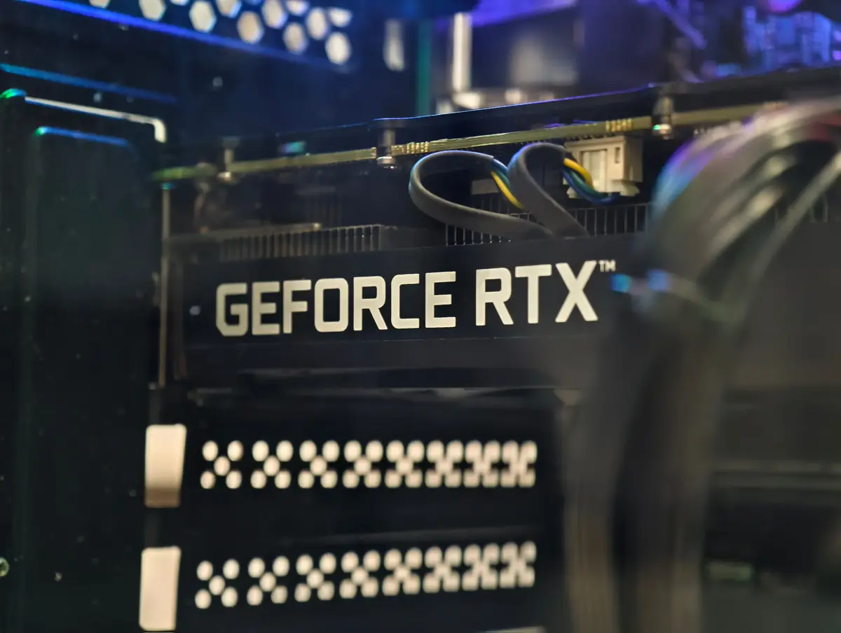 การ์ดจอ GeForce RTX ภายในคอมประกอบมือสองเคสสีดำ