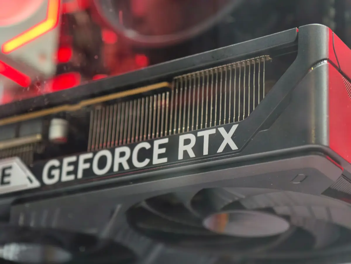 การ์ดจอ GeForce RTX ภายในคอมประกอบมือสองเคสสีขาว