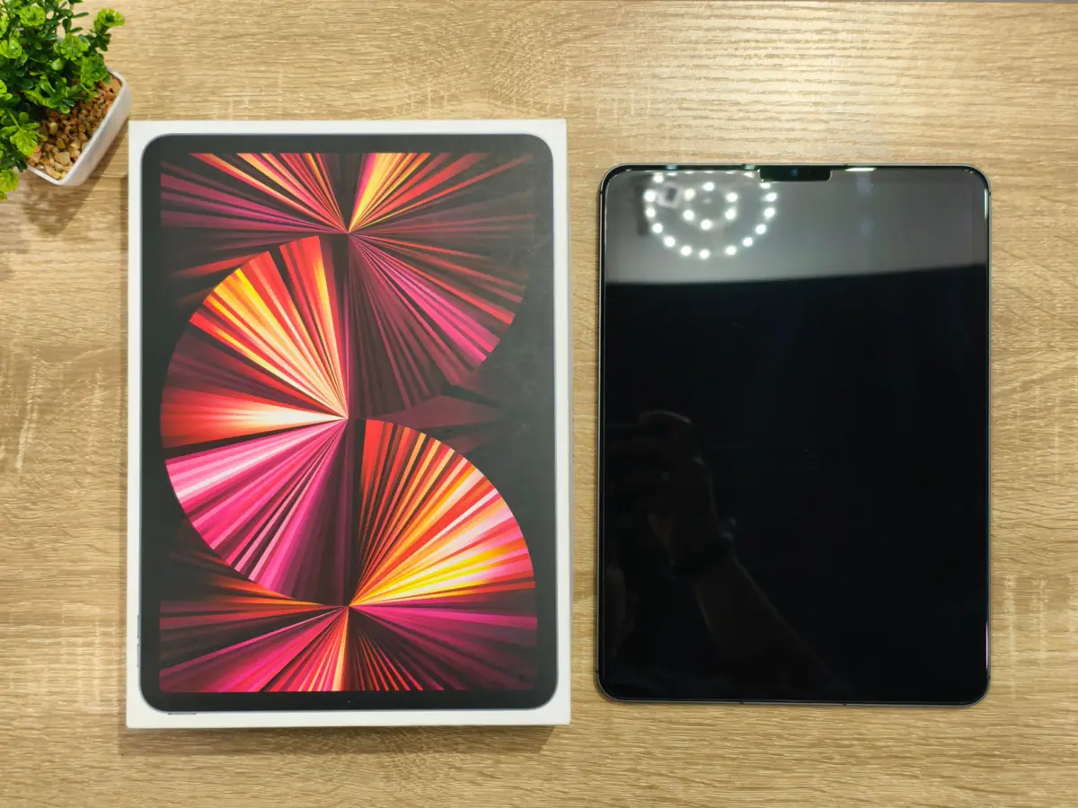 iPad Pro M1 มือสองวางคู่กับกล่อง ตรวจสภาพหน้าจอ