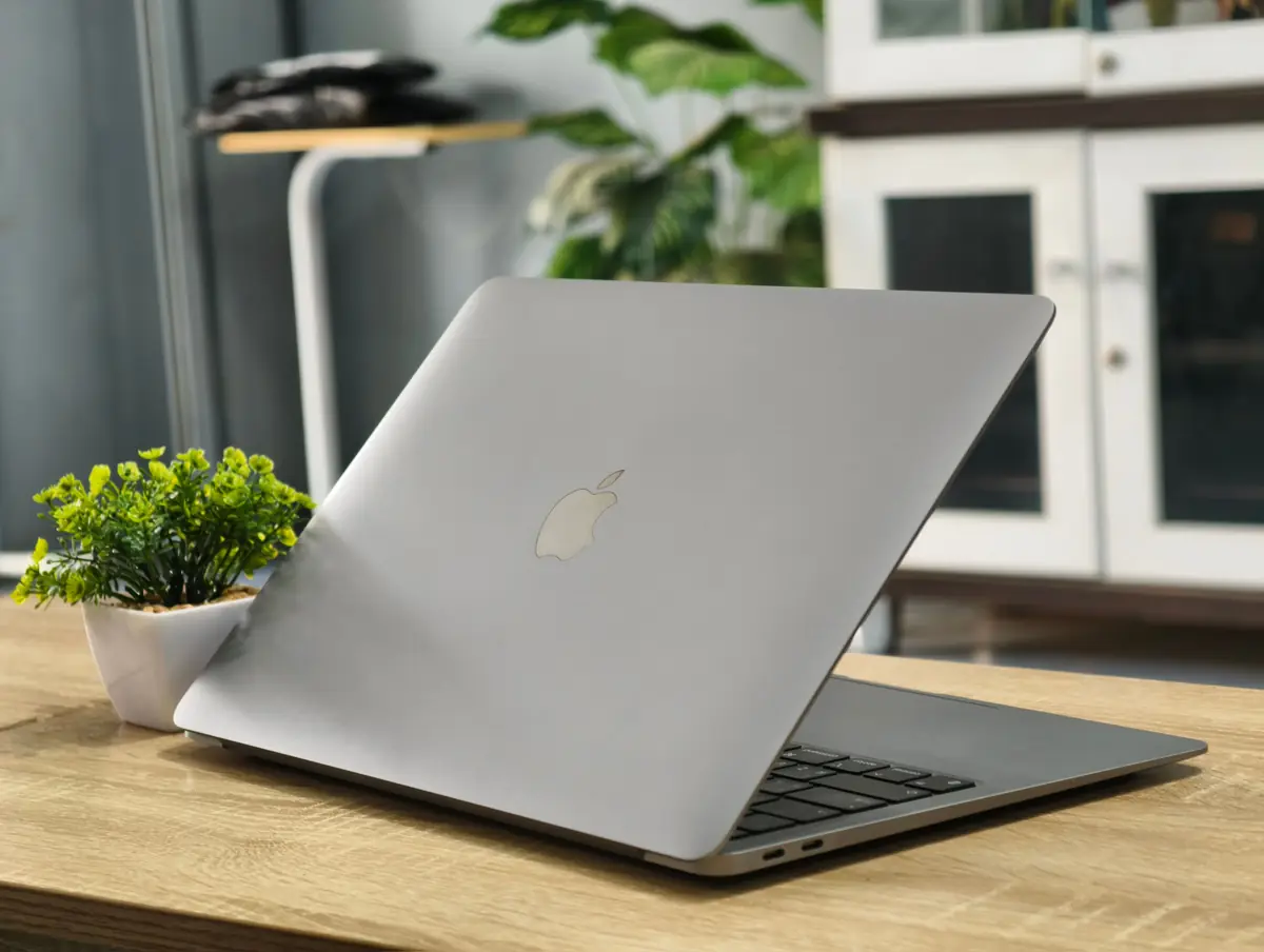 MacBook Air M1 8GB 256GB มือสอง ฝาหลังสีเงิน