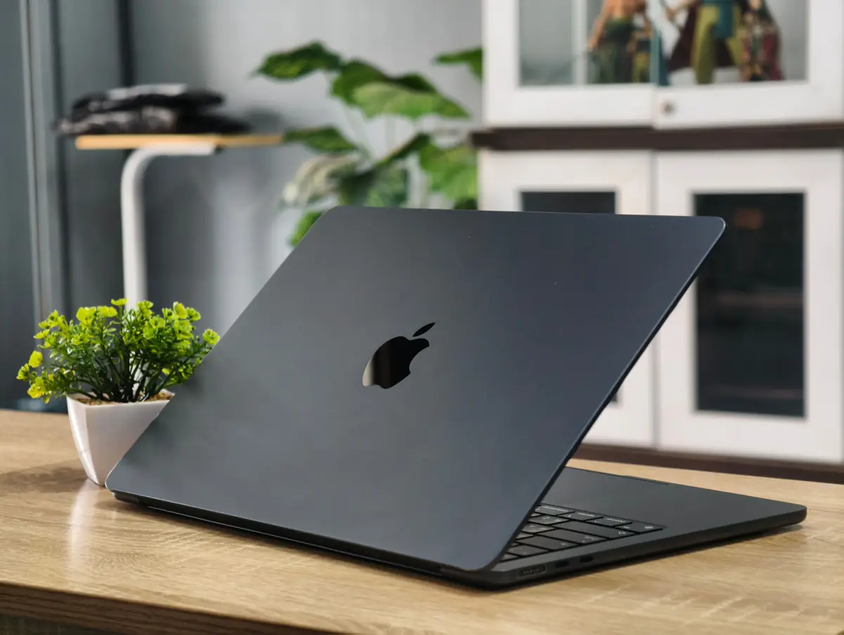 MacBook Air M3 8GB 256GB มือสอง ฝาหลังสีมิดไนท์
